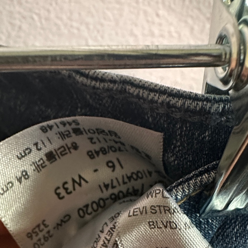 Signature by Levi Strauss Faded Blue Cropped Jeans - Picture 3 of 12